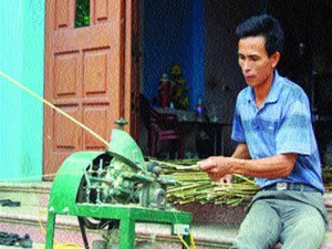 VietNamNet Bridge – Bui Van Du's machine to split bamboo not only enriched the inventor; it also raised earnings for his fellow villagers.