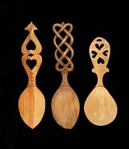 Scandinavian-style-carved-spoons